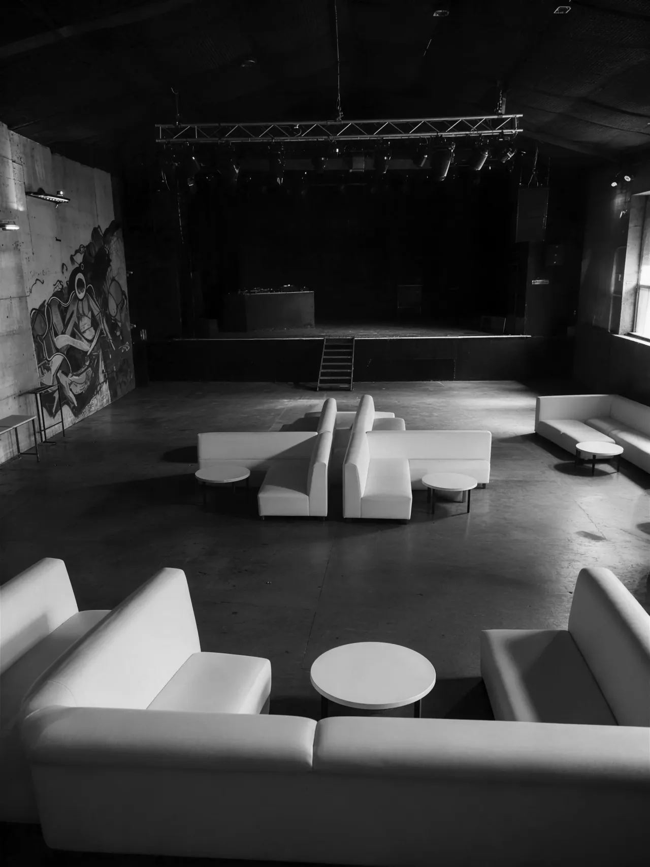 La salle vide du Wynwood Club, banquettes et scène.